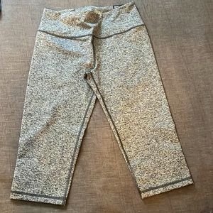 NEW Victoria’s Secret Knockout gray cropped leggings size MED